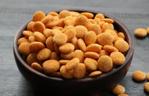 A bowl of golden QUINOCRUNCH quinoa chips